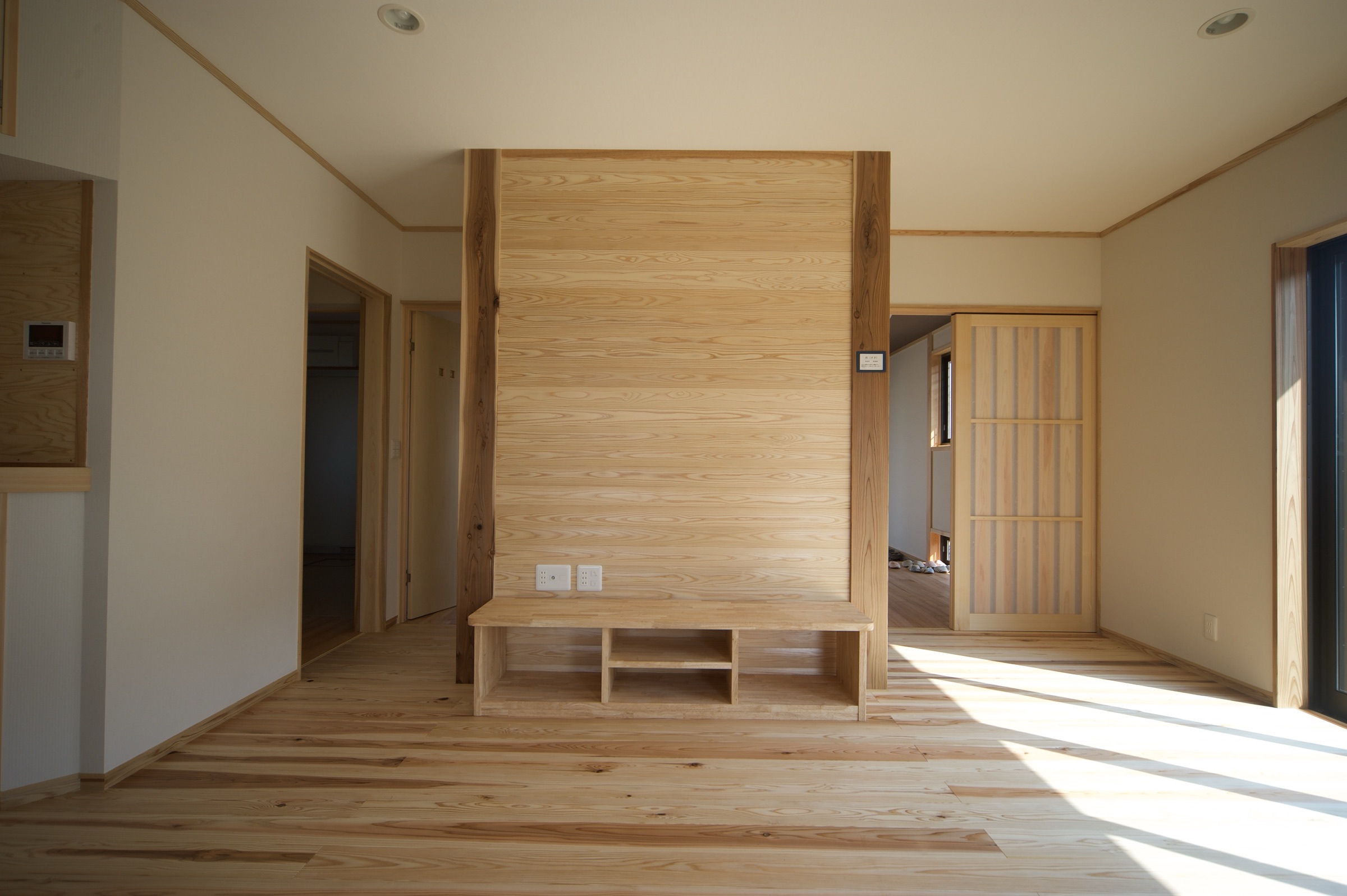 木の壁と造作収納がある住宅の内観